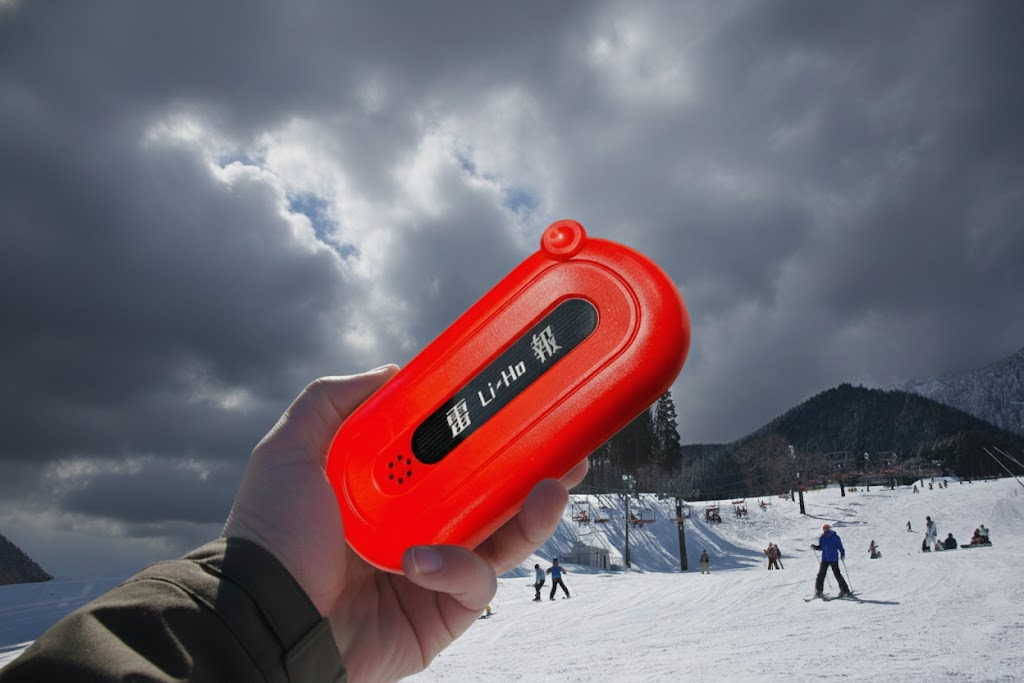 ゲレンデで雷検知器「雷報」を使用している様子